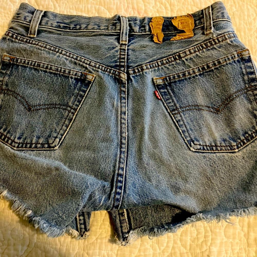 Vintage worn Levi 501 red tag cutoffs. See photos for size. Good condition.